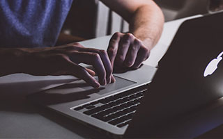 太原炒股配资:股民配资平台-车企半年报：七成车企实现盈利 比亚迪营收破3000亿元、江淮扣非净利降超1000%